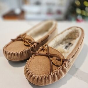 Minnetonka: Womens Shearling Moccasin Slippers Brown Suede: Size 8